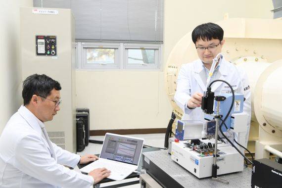 표준과학연구원 유량측정팀 강웅 책임연구원(오른쪽)과 이석환 선임연구원이 비접촉식 유량측정센서의 측정값을 검증하고 있다. 표준과학연구원 제공