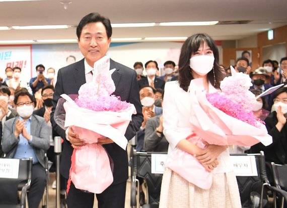 오세훈 국민의힘 서울시장 후보가 2일 서울 중구 프레스센터에 마련된 캠프 개표상황실에서 당선이 확실시되자 부인 송현옥 씨와 꽃다발을 받고 기뻐하고 있다. /사진=뉴시스