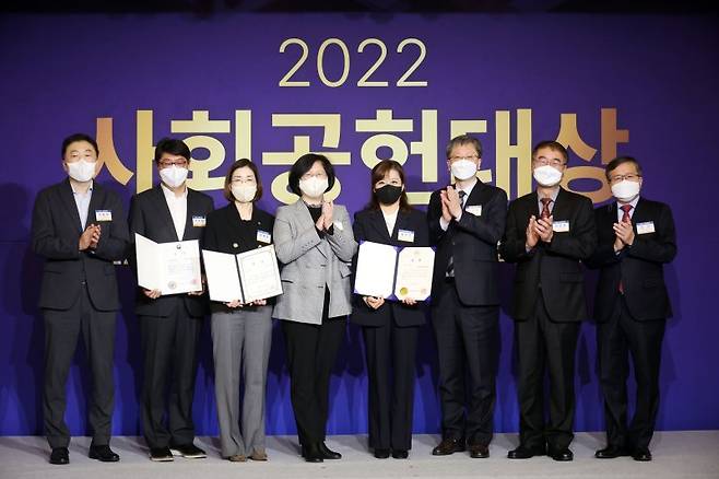 더 나은 세상을 위한 걸음. 파이낸셜뉴스가 1일 서울 중구 웨스틴조선호텔에서 2022 사회공헌대상 시상식을 개최했다. 이날 시상식에참석한 수상자와 시상자들이 기념촬영을 하고 있다. 왼쪽부터 이재혁 고려대학교 교수, 이준호 SK텔레콤 ESG Alliance 부사장, 문혜숙 KB국민은행 ESG본부 상무, 김혜진 보건복지부 사회서비스정책관, 황미은 현대해상화재보험 고객지원본부 상무, 김상철 서울시복지재단 대표이사, 김상한 서울시 복지정책실장, 조신 연세대학교 교수 사진=서동일 기자