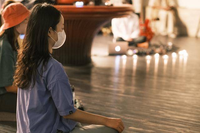 제주 서귀포시에 위치한 웰니스 복합문화공간 '취다선'에서 기자가 눈을 감고 명상하고 있다. 손성원 기자