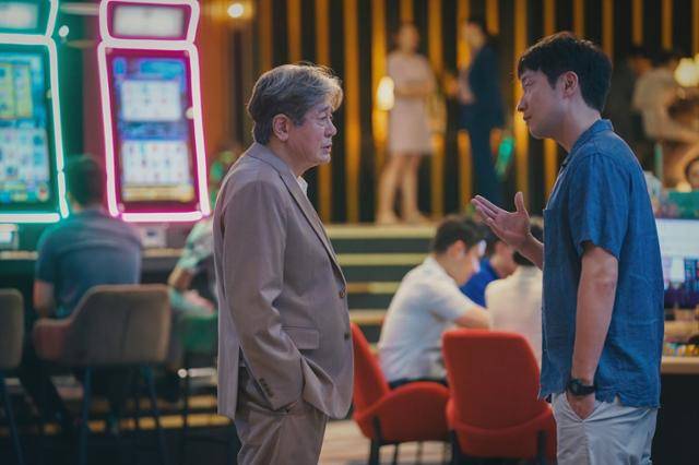 '카지노'는 우여곡절 끝에 카지노의 왕이 된 한 남자가 일련의 사건으로 모든 것을 잃은 후 생존과 목숨을 걸고 게임에 복귀하는 강렬한 이야기를 담아낸 작품이다. 디즈니 제공