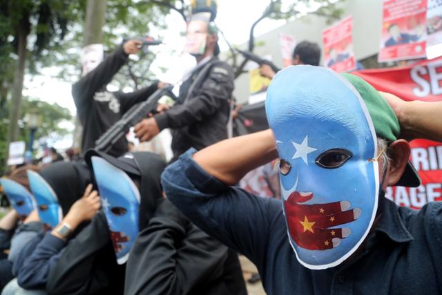 인도네시아 학생들이 지난달 11일(현지시간) 자카르타 소재 중국대사관 앞에서 중국 당국의 위구르족 탄압을 규탄하는 시위를 벌이고 있다. 자카르타=EPA연합뉴스