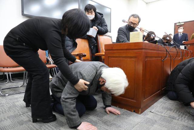 1일 국회에서 열린 용산 이태원 참사 진상규명과 재발방지를 위한 국정조사 특별위원회 유가족 간담회에서 유가족이 울음을 터트리고 있다. 뉴시스