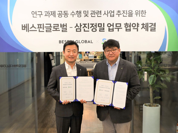 장인수 베스핀글로벌 한국 총괄 대표(왼쪽)와 정호영 삼진정밀 대표가 업무협약 체결 후 기념촬영을 하고 있다. [사진=베스핀글로벌]