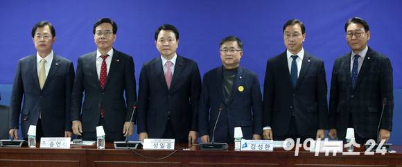 성일종 국민의힘 정책위의장(왼쪽 셋째)과 김성환 더불어민주당 정책위의장(오른쪽 셋째) 등이 1일 오전 서울 여의도 국회 의원회관에서 열린 '국민의힘·더불어민주당 3+3 정책협의체 킥오프 미팅'에 앞서 기념촬영을 하고 있다. 왼쪽부터 이만희 국민의힘 행정안전위원회(행안위) 간사, 송언석 국민의힘 원내수석부대표, 성일종 의장, 김성환 의장, 위성곤 민주당 원내정책수석부대표, 김교흥 민주당 행안위 간사. [사진=뉴시스]