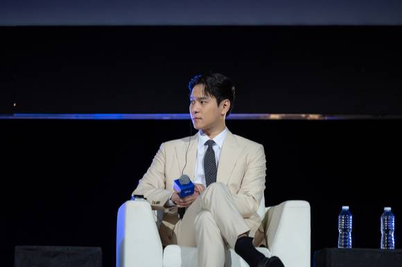 오는 7일 스트리밍 예정인 ‘커넥트’를 소개하기 위해 나선 배우 고경표가 전세계에 동시 방영되는 소감에 대해 답하고 있다 [사진=월트디즈니 컴퍼니]