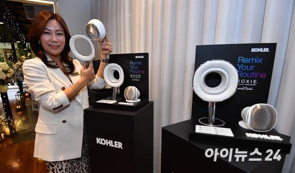 콜러코리아 세일즈 마케팅 박선영 총괄이사가 1일 청담동 더클래스청담에서 열린 신제품 런칭 행사에서 목시(Moxie) 핸드 샤워기를 들고 포즈를 취하고 있다. [사진=김성진 기자]