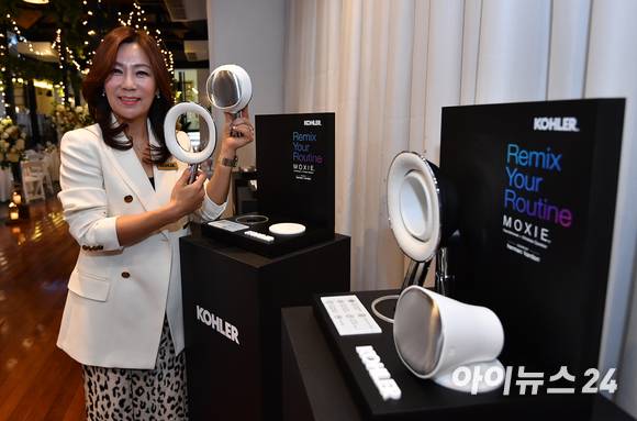 콜러코리아 세일즈 마케팅 박선영 총괄이사가 1일 청담동 더클래스청담에서 열린 신제품 런칭 행사에서 목시(Moxie) 핸드 샤워기를 들고 포즈를 취하고 있다. [사진=김성진 기자]