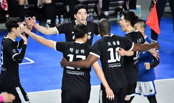 현대캐피탈 선수들이 득점 이후 기뻐하고 있다. [사진=한국배구연맹(KOVO)]