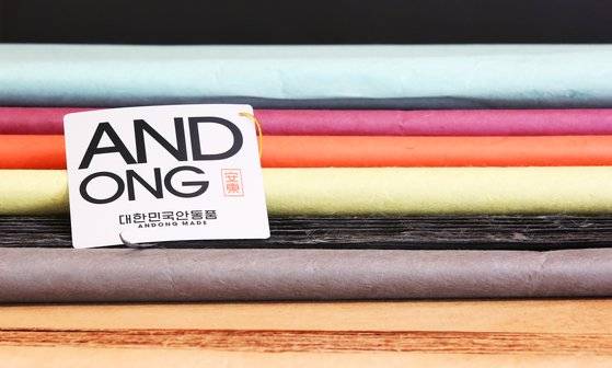 안동한지에 부탁한 새 안동 브랜드 'AND-ONG' 라벨.