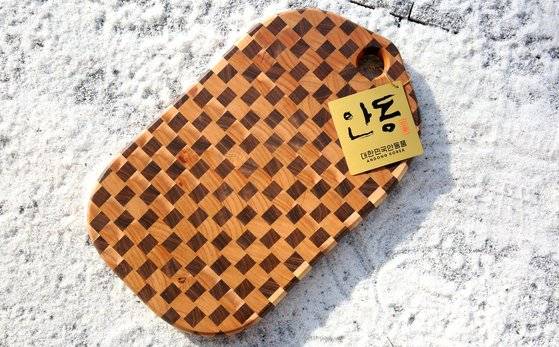 하회도마에 부착한 새 안동 브랜드 '대한민국 안동품' 라벨.