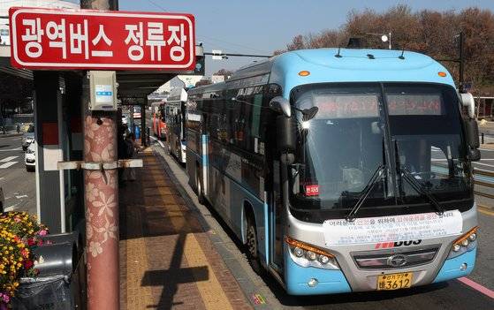 경기도 광역버스가 입석금지를 시행한 지난 18일 경기도 고양시 일산동구청앞 광역버스 버스정류장에 정차한 M7412버스 앞에 입석운행 중단 안내문이 붙여있다. 뉴스1