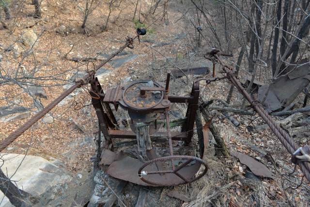 ▲ 동해 백두대간 일대에서 일제강점기 철 수탈을 위한 소리개차·철굴·야적장 등 철광산 흔적이 다수 확인되고 있어 이 일대가 남한 최대 철생산지였음이 입증되고 있다. 사진은 철광석 야적장에 설치된 소리개차 기계틀 모습.