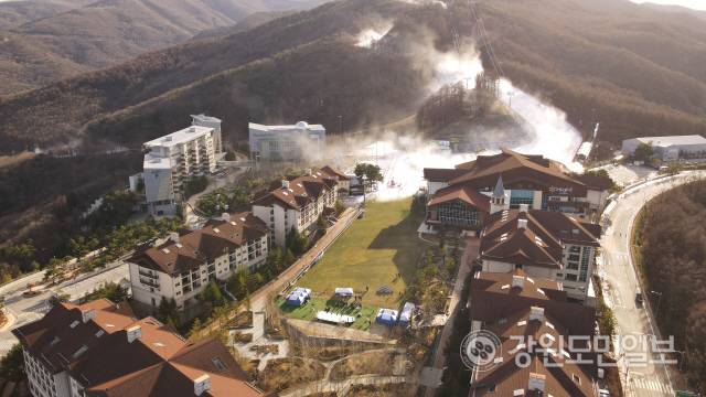 ▲ 하이원리조트는 오는 9일 하이원스키장 개장을 앞두고 슬로프 제설 작업을 하고 있다.