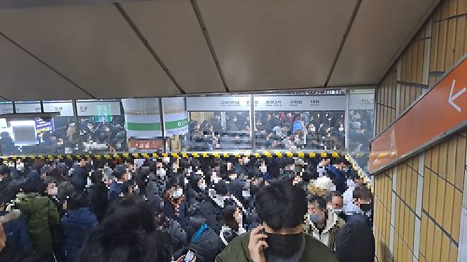 지하철 파업이 개시됐던 지난달 30일 저녁, 퇴근길 교대역 3호선 승강장에 사람이 몰려 붐볐던 모습. (사진 출처=시청자 제공)