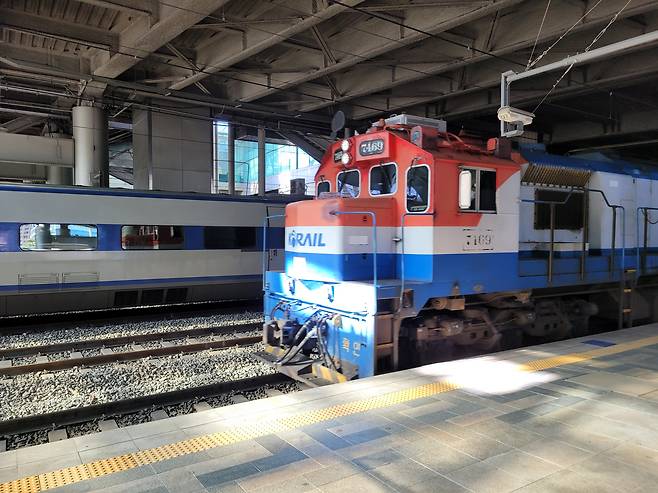 철도 노조의 태업이 이어졌던 지난달 30일, 서울역 철도 열차 승강장으로 40여 분 연착된 대전행 무궁화호 열차가 들어오고 있는 모습. (사진=신승민 기자)