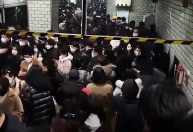 지하철 파업이 개시됐던 지난달 30일 저녁, 퇴근길 역삼역 2호선 승강장에 사람이 몰려 붐볐던 모습. (사진 출처=시청자 제공)