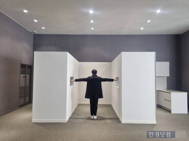 기자가 논란이 된 '부엌뷰' 모형에 서서 거리가 얼마나 가까운지 가늠해봤다. 사진=이송렬 기자.