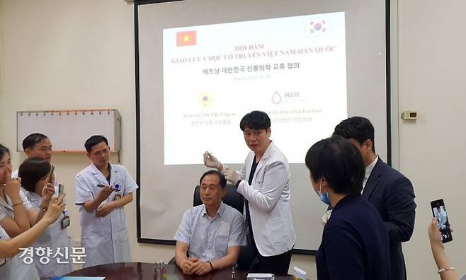우석대 김석희 교수(오른쪽 세번 째)가 베트남 공안병원에서 약침 임상 강의를 하고 있다. 약침학회 제공