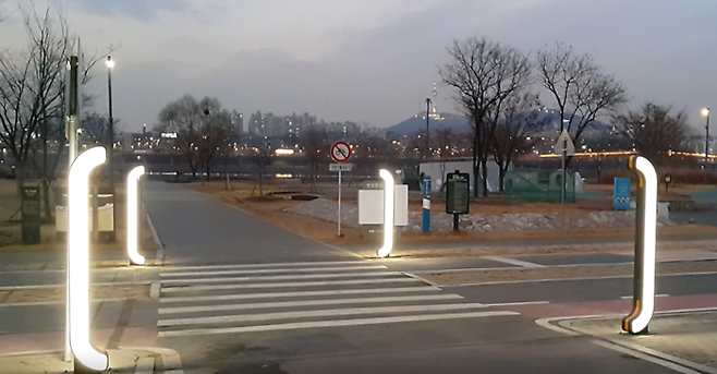 서울 시내 한강공원 자전거도로 위를 건너는 보행자 보호를 위해 움직임이 감지되면 자동으로 켜지는 안전등이 설치된다. 서울시 제공