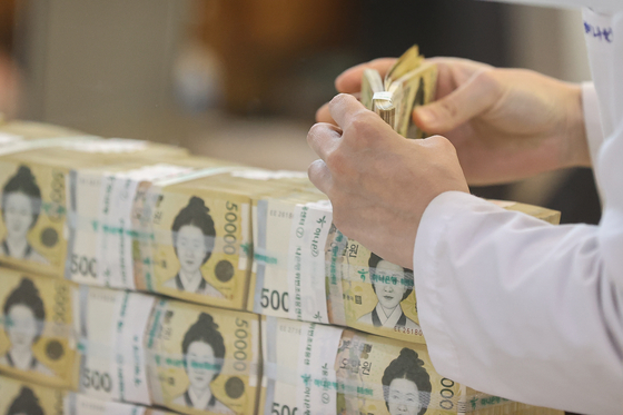 Stacks of won bills at a commercial bank in Seoul on Oct. 24 [YONHAP]