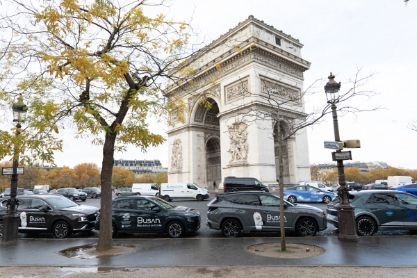 프랑스 파리서 개최된 제171차 국제박람회기구 총회 기간에 ‘2030 부산세계박람회’ 로고를 랩핑한 전용 전기차 아이오닉5, 코나 EV 등 현대차 친환경 차량이 파리 주요 지역을 순회하는 모습 [사진제공=현대차]