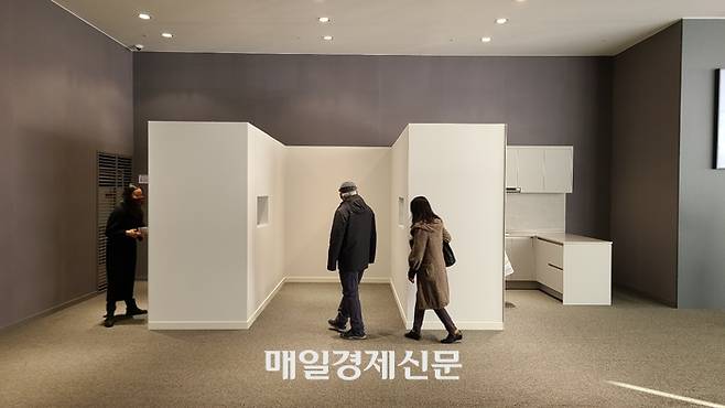 1일 서울 강동구 둔촌동 올림픽파크포레온 견본주택 내에 설치된 이른바 ‘주방뷰’ 샘플