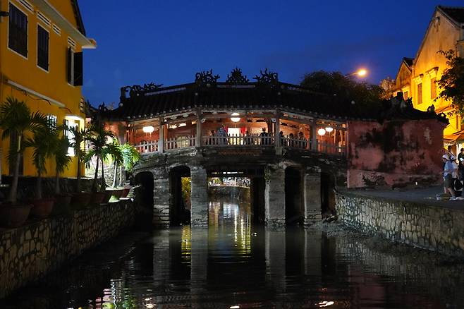 호이안 대표 랜드마크 내원교 야경 / 사진 = 정윤지 여행+ 기자