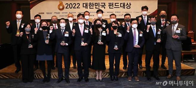 1일 서울 중구 롯데호텔에서 열린 머니투데이 주최 '2022 대한민국 펀드대상' 시상식에서 수상자 및 시상자들이 기념촬영을 하고 있다.  (뒷줄 왼쪽부터 시계방향)박정환 마이다스에셋자산운용 대표, 최준혁 미래에셋증권 wm영업1부문 대표, 신동승 한국펀드평가 대표, 나석진 금융투자협회 자산운용부문 대표, 함용일 금감원 부원장, 이승혁 한국밸류 스타일밸류운용본부장, 박영규 교수, 정현철 한국투자신탁운용 멀티전략본부장, 금정섭 KB자산운용 ETF운용본부장, 박종면 머니투데이 대표, 김정현 신한자산운용 ETF운용센터장, 임태혁 삼성자산운용 ETF운용본부장, 이상민 우리자산운용 주신운용본부장, 이정순 신한자산운용 헤지펀드운용팀장, 김남의 타임폴리오자산운용 ETF본부장, 이병성 미래에셋자산운용 대표, 왕승묵 한화자산운용 해외주식2팀장, 손희경 키움자산운용 크레딧팀장, 서진희 NH아문디자산운용 글로벌투자부문 부문장. /사진=김휘선 기자 hwijpg@