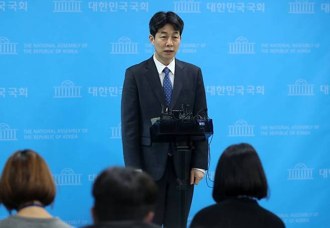 윤건영 더불어민주당 의원이 1일 오후 서울 여의도 국회 소통관에서 서해 피격 공무원 사건 수사 관련 문재인 전 대통령 입장 발표를 마친 뒤 취재진 질문에 답변하고 있다. / 사진제공=뉴시스