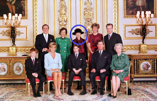 1997년 영국 왕실 가족과 찍은 사진. 뒷줄 가운데(파란 원 안)이 수전 하시. 앞줄 맬 오른쪽이 작고한 엘리자베스 여왕, 그 왼쪽이 찰스 3, 앞줄 왼쪽 두번째가 고 다이애나 왕세자비. AP·연합뉴스