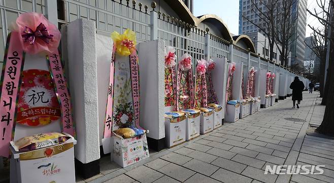 [서울=뉴시스] 김명원 기자 = 1일 서울 종로구 정부서울청사 후문에 '이상민 장관 힘내세요', '응원합니다' 등 이상민 장관을 응원하는 화환이 놓여있다. 국회에서는 더불어민주당이 지난 30일 이상민 행정안전부 장관에 대한 해임건의안 발의했다. 2022.12.01. kmx1105@newsis.com