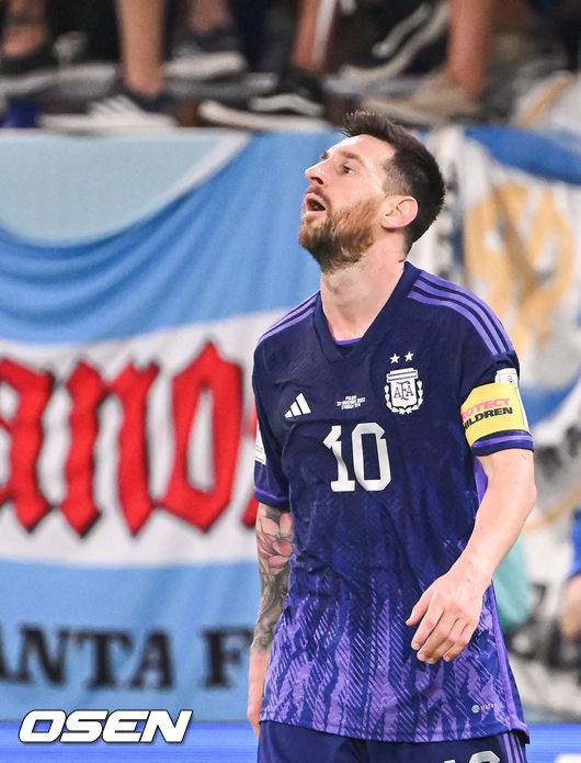 [OSEN=도하(카타르), 박준형 기자] 29일(현지시간) 카타르 도하의 스타디움 974에서 2022&nbsp;국제축구연맹(FIFA) 카타르 월드컵 조별리그 C조 폴란드와 아르헨티나의 경기가 진행됐다.전반 아르헨티나 메시가 골찬스를 놓친뒤 아쉬워하고 있다.  2022.11.30 / soul1014@osen.co.kr