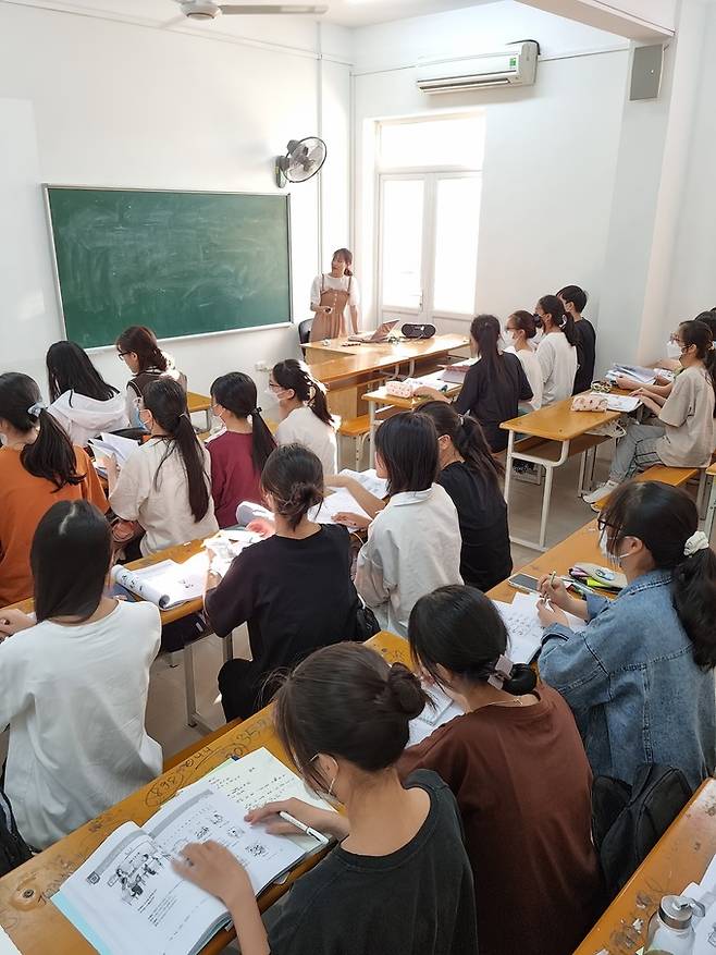 지난달 1일 베트남 하노이 국립외국어대 한국어 및 한국문화학부에서 한국어 수업이 진행되고 있다. 백준무 기자