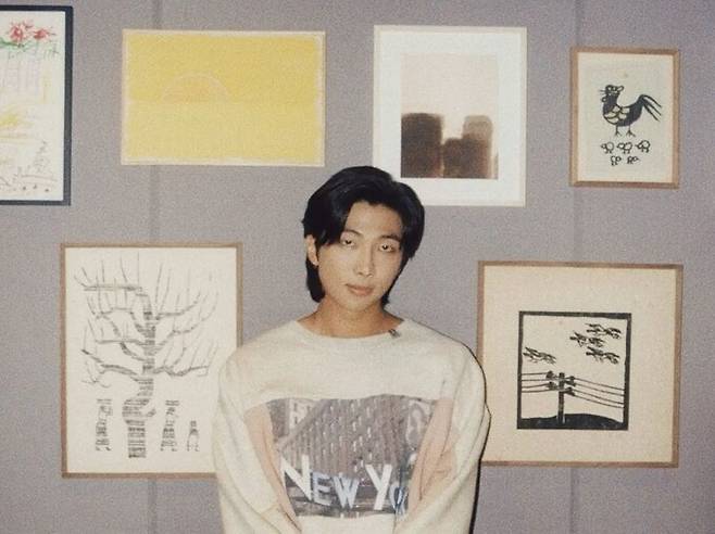 미술품 앞에서 사진을 촬영한 방탄소년단(BTS) RM. RM 인스타그램 캡처