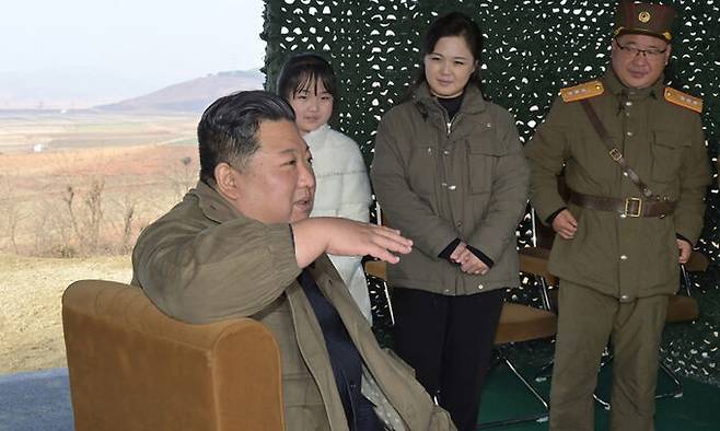 지난 11월 19일 조선중앙통신은 전날 김정은 북한 국무위원장과 그의 딸이 함께 미사일 발사를 참관하는 모습을 담은 사진 여러장을 공개했다. 평양=조선중앙통신·연합뉴스