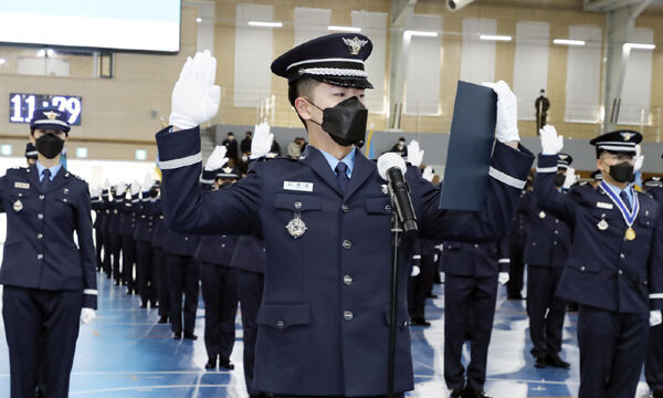 1일 경남 진주시 공군 교육사령부에서 열린 제149기 학사사관후보생 임관식에 참석한 신임 장교들이 임관 선서를 하고 있다. 공군 제공