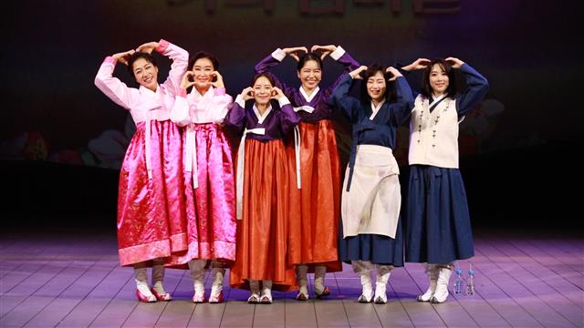 이금이 작가의 소설 ‘알로하, 나의 엄마들’을 무대화한 동명 뮤지컬 배우들이 서울 세종문화회관 M씨어터에서 열린 무대인사에서 하트를 만들어 보이고 있다.세종문화회관 제공