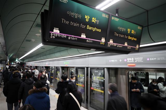 시민들이 1일 아침 출근시간대에 서울 종로구 5호선 광화문역에서 지하철을 이용하고 있다. 서울교통공사와 노조는 이날 자정쯤 임금·단체협상을 극적으로 타결 지었다. 이에 따라 노조는 하루 만에 파업을 풀었고, 이날 첫 차부터 지하철이 정상 운행했다.뉴스1