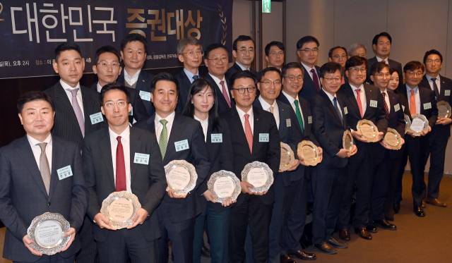 1일 서울경제신문 주최로 더플라자호텔에서 열린 2022 대한민국 증권대상 시상식에 참석한 시상자와 수상자들이 기념촬영을 하고 있다. 앞줄 왼쪽부터 한상훈 삼성증권 영업솔루션 이사, 황우택 한국투자신탁운용 책임, 양동호 메리츠증권 구조화투자팀장, 허혜민 키움증권 혁신리서치팀장, 박석원 대신증권 기업금융담당상무, 이현승 KB자산운용 대표, 정일문 한국투자증권 대표, 안호영 더불어민주당 국회의원, 송지훈 NH투자증권 WM지원본부 대표, 성평기 하나증권 소비자보호총괄, 서진희 NH-Amundi자산운용 글로벌투자부문장, 박희운 한국투자신탁운용 전무, 김정수 미래에셋자산운용 리서치본부장(이사). 뒷줄 왼쪽부터 김재민 한앤컴퍼니 부사장, 김재범 우리자산운용 팀장, 최종진 미래에셋증권 연금본부장, 김병헌 IMM인베스트먼트 전무, 나재철 금융투자협회장, 이세훈 금융위원회 사무처장, 손동영 서울경제신문 사장, 손병두 한국거래소 이사장, 신진영 자본시장연구원장, 박철영 한국예탁결제원 전무, 최창규 삼성자산운용 본부장. 이호재기자