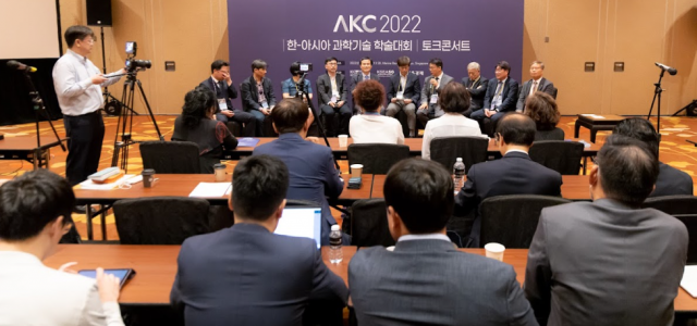 글로벌 교육혁신·인재양성을 주제로 한 'AKC 2022' 토크콘서트에서 참석자들이 열띤 토론을 벌이고 있다. 이재민(왼쪽부터) KIAT 아세안연구소장, 홍승범 KAIST 신소재공학과장, 문시연 전국여교수연합회 부회장, 한정훈 호주·뉴질랜드한인과학기술자협회장, 고광본 서울경제 선임기자(부국장), 이우일 과총 회장 겸 국가과학기술자문회의 부의장, 조남준 싱가포르한인과학기술자협회장, 염재호 SK이사회 의장 겸 태재대 초대초장, 이준영 성균관대 기획조정처장, 윤의준 한국에너지공대 총장. 사진 제공=싱가포르한인과기협