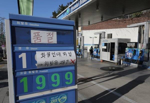 화물연대 파업이 일주일 째 이어지면서 정유, 철강, 시멘트, 자동차 업계의 피해가 커지고 있다. 30일 서울 시내 한 주유소 유가 표시판에 휘발유 품절 안내문이 붙어있다. 사진 | 뉴시스