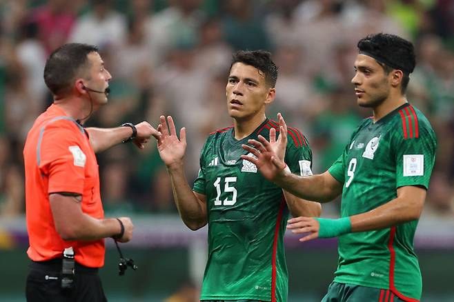 멕시코 축구대표팀 라울 히메네스와 엑토르 모레노는 30일(현지시간) 카타르 루사일의 루사일 스타디움에서 열림 2022 국제축구연맹(FIFA) 카타르 월드컵 조별리그 C조 3차전 일정에서 주심의 판정에 억울함을 호소하고 있다. (사진/ Getty Images 코리아)