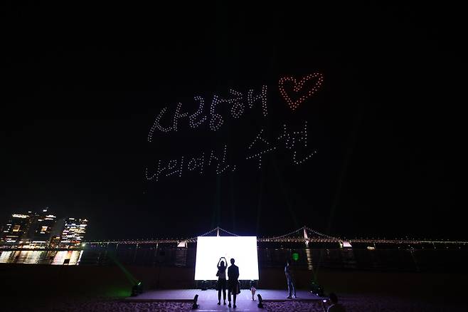 부산, ‘광안리M드론라이트쇼’에서 반짝반짝 빛나던 드론들이 ‘사랑해 ♡ 나의 여신, 수현’이라는 글씨로 변했다. 사진제공|수영구청