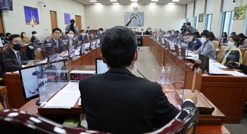 정청래 국회 과학기술정보방송통신위원회 위원장이 1일 오후 서울 여의도 국회에서 열린 과학기술정보방송통신위원회 전체회의에서 ‘안건조정위원회 구성’을 위해 정회를 선포하고 있다.  연합뉴스