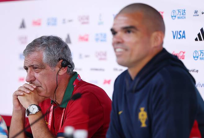 ▲ 포르투갈의 페르난두 산투스 감독이 한국전 공식 기자회견에 페페와 함께 참석했다. ⓒ연합뉴스