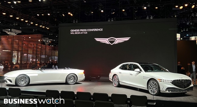 지난달 17일(현지시간) 개막한 'LA 오토쇼'에 제네시스 'G90'이 전시됐다. 차량은 자동차 전문지 모터트렌드가 발표하는 '2023 올해의 차'로 선정됐다./사진=현대차 제공