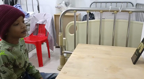 심장질환 수술을 앞둔 캄보디아 아동 로타군이 지난달 말 캄보디아 헤브론 병원에 입원해 김건희 여사가 보낸 영상편지를 시청하고 있다. (사진=연합뉴스)