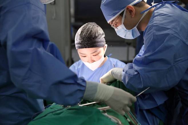 강동성심병원 LGBTQ+센터 김결희 교수(가운데) [사진=강동성심병원]