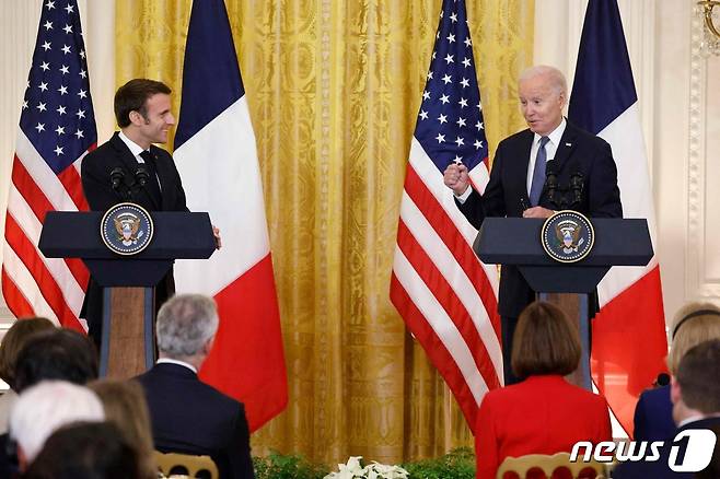 1일(현지시간) 미국 백악관 이스트룸에서 조 바이든 미국 대통령(오른쪽)과 에마뉘엘 마크롱 프랑스 대통령이 공동 기자회견을 하고 있다. ⓒ AFP=뉴스1
